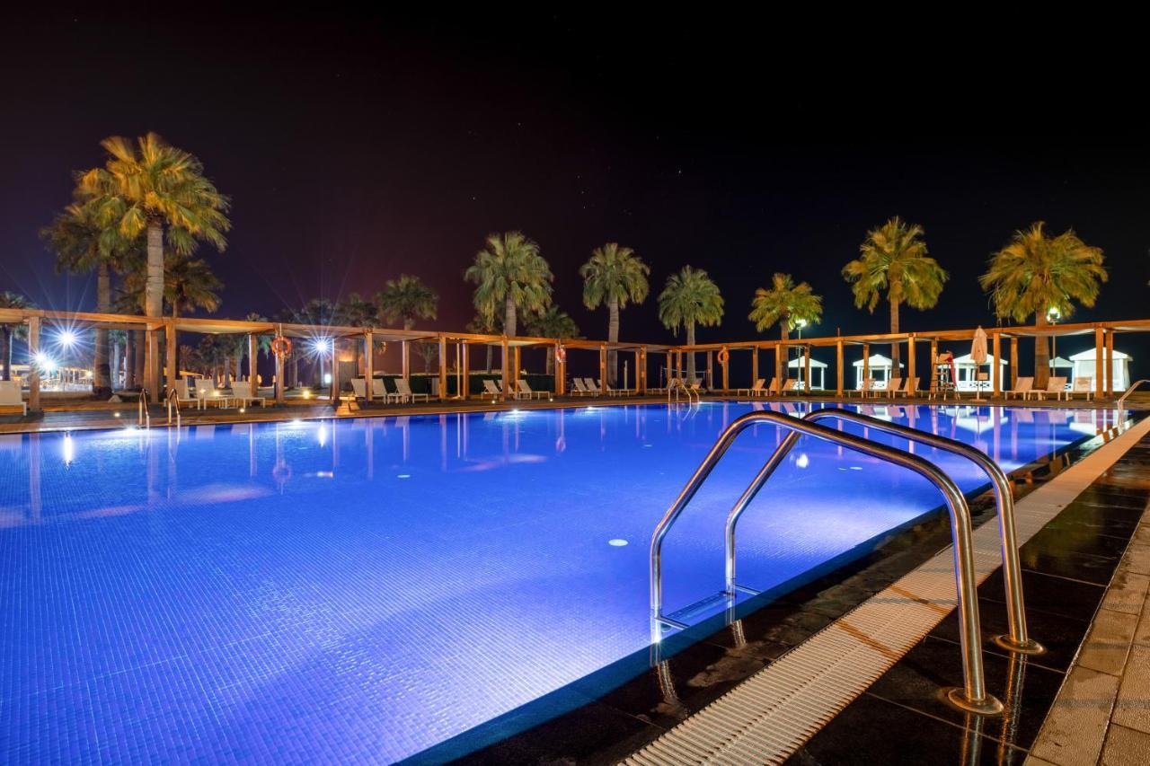 Sealine Beach, A Murwab Resort Mesaieed Exterior foto A swimming pool at night