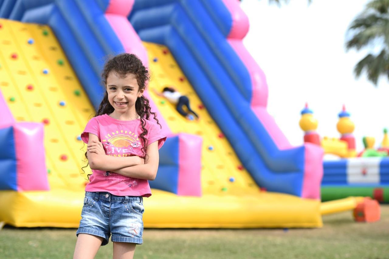 Sealine Beach, A Murwab Resort Mesaieed Exterior foto A girl in front of a climbing wall