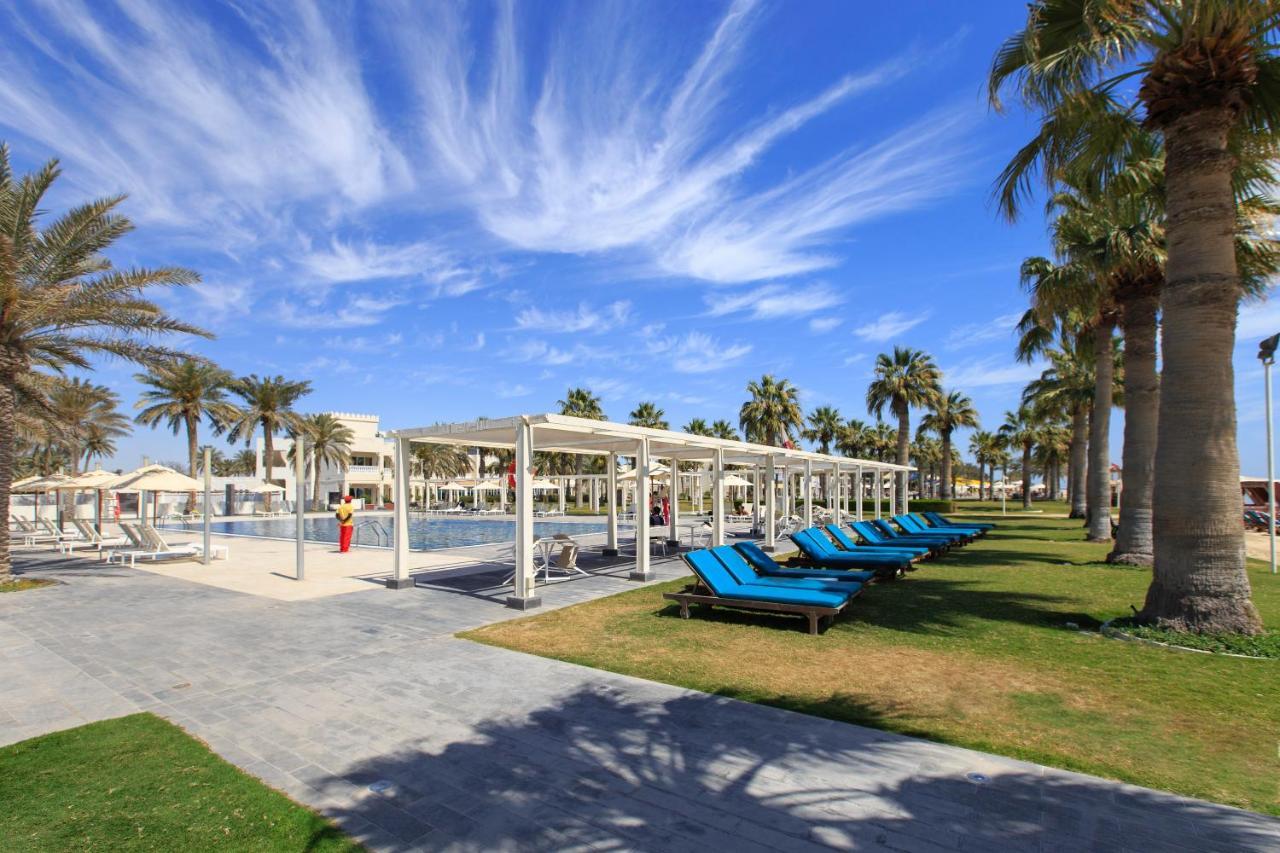 Sealine Beach, A Murwab Resort Mesaieed Exterior foto The swimming pool at the resort