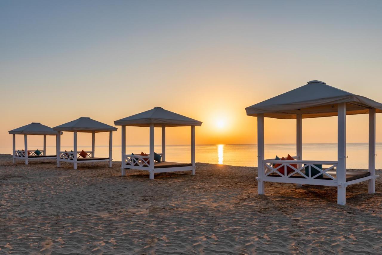 Sealine Beach, A Murwab Resort Mesaieed Exterior foto Sunset at the beach
