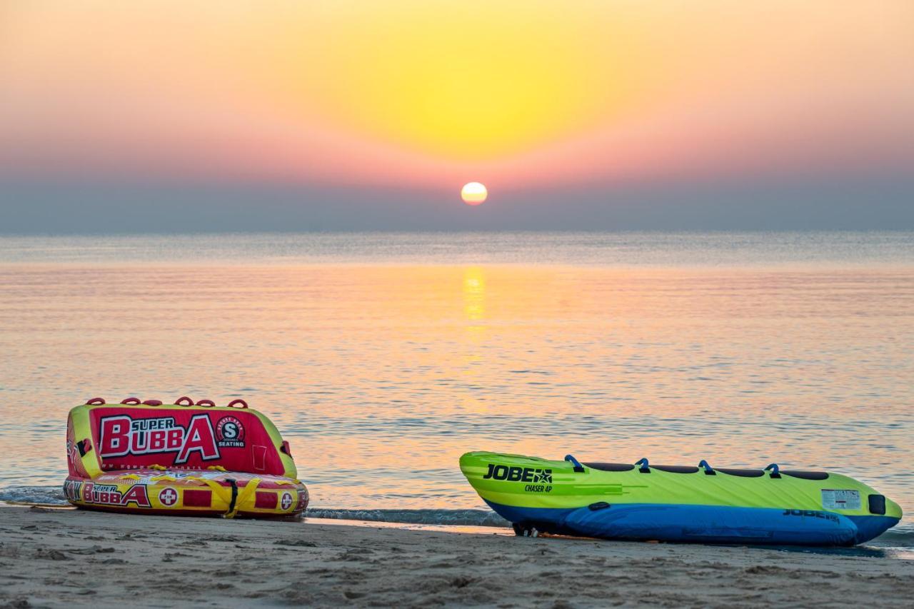 Sealine Beach, A Murwab Resort Mesaieed Exterior foto Sunset at the beach